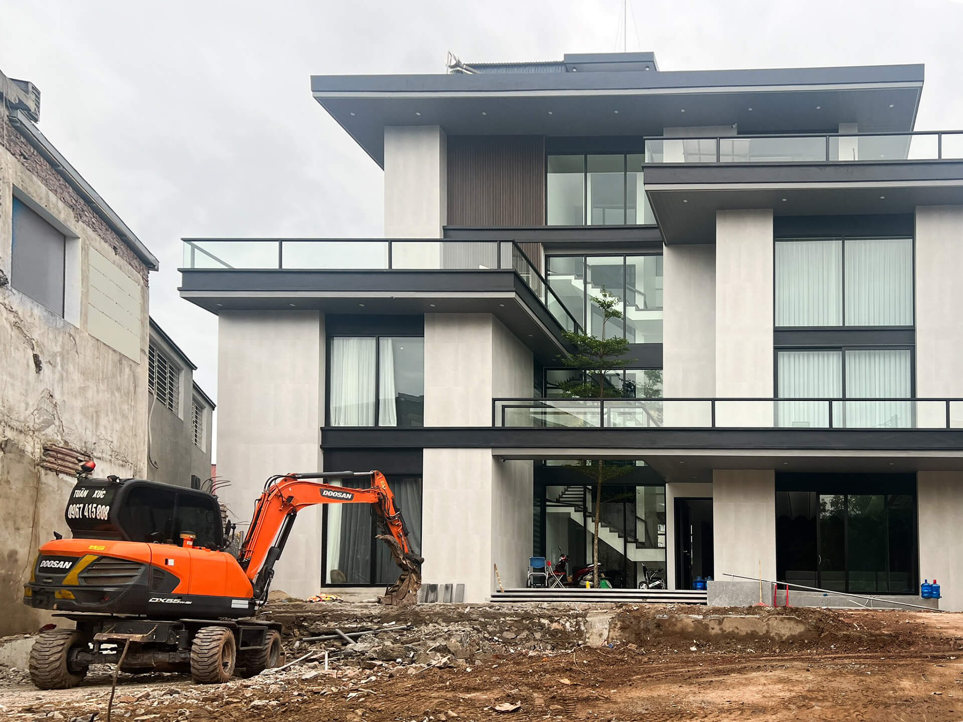 Nhà mới xây có nên sơn luôn không? Điều nên tránh? 